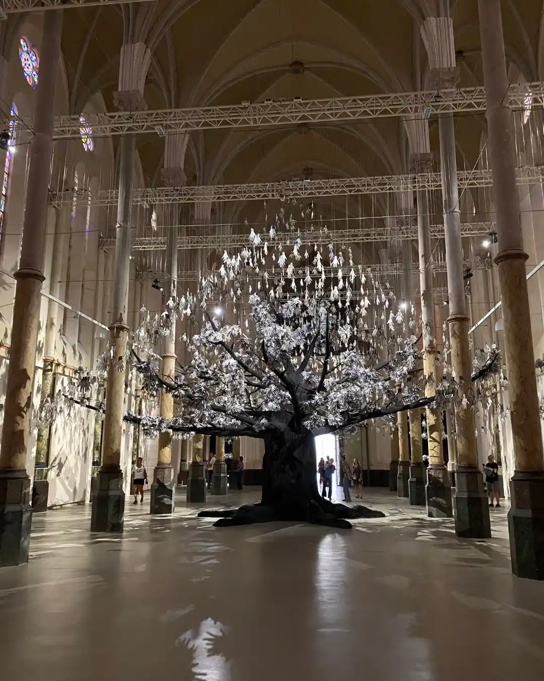 exposition carre sainte anne montpellier adventice arbre 10000 mains artiste jr seo musee